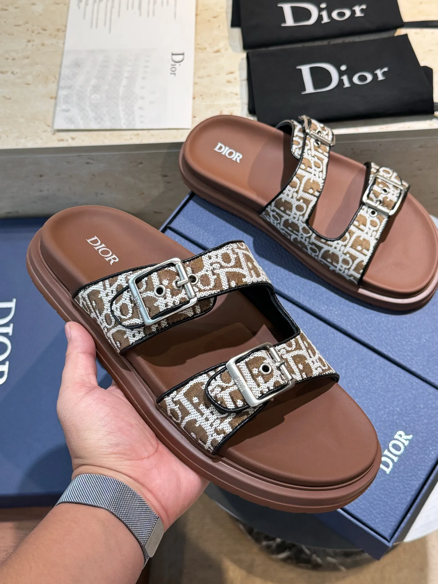 Factory price: 320💰Djia Aqua men's slippers and sandals, Dior's Aqua sandals are elegant and casual. The cross-strap design is reinterpreted in CD Diamond canvas, inspired by the brand's archives. Finished with a branded logo and tonal notch sole, they can be worn easily with shorts or jeans for a sophisticated look. Size:39-44(38 45 customized)